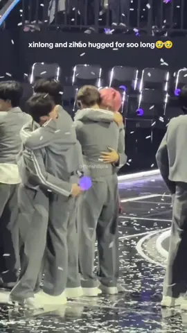 another angle for lizihao and xinlong hug! omg my babies I still can't stop crying😭😭 #보이즈2플래닛 #BOYS2PLANET #hexinlong #허씬롱 #lizihao 
