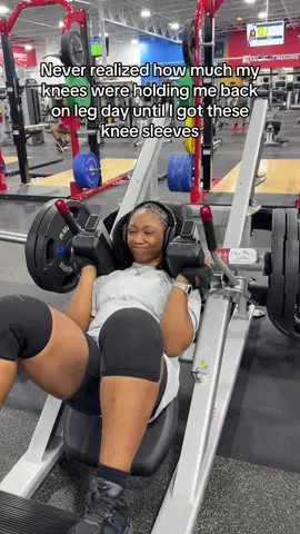 knees don’t ache and I can go deeper 👅 #hacksquats #kneesleeve #gymreapers #quads #kneepain 
