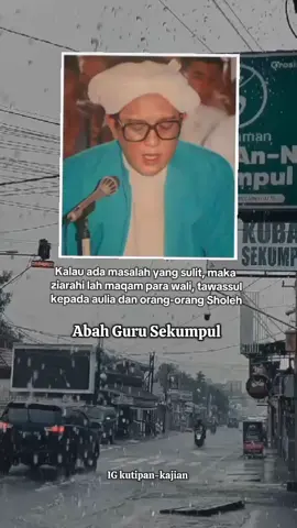 kalau ada masalah yang sulit maka ziarahi lah maqam para waliyullah  . Abah Guru Sekumpul  . minta rela ulun punn 🙏🏻🤲❤️  . #pesan #abahgurusekumpul #gurusekumpul #ulamabanjar #kalimantanselatan 