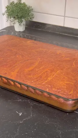Kakaolu kek tarifi Çay ve kahvenizin yanına çok yakışacak,pamuk gibi yumuşacık bir kek.üstelik büyük boy borcam tepside,Kabarık puf puf Bu keke herkes bayılacak Malzemeler: 4 Yumurta(L) 1.5 Su bardağı toz şeker 2 Vanilya şeker 1.5 Su bardağı süt 1 Su bardağı sıvı yağ 2 Kabartma tozu 3 Su bardağı un +1 yemek kaşığı daha  2 Yemek kaşığı kakao( Benim kakaom bio olduğu için 4 yemek kaşığı ekledim) Yapılışı: Yumurta,toz şeker ve vanilya şeker krema kıvamına gelinceye kadar mikserle karıştırılır. Süt ve yağ eklenir,güzelce karıştırılır.un ve kabartma tozu elenerek eklenir.tekrar güzelce karıştırılır.hamur ikiye ayrılır.ve diğer yarıya kakao eklenip güzelce karıştırılır.pişireceğimiz büyük boy tepsi sıvı yağ ile yağlanıp,beyaz hamur dökülür.tepsiye güzelce yayılır.onun üzerine kakaolu hamur dökülür.bir çöp şiş ile altan yukarı doğru,daireler çizilerek şekil verilir.önceden ısıtılmış 170 derece fırında pişirilir.ilk yarım saat fırının kapağını açmadan kontröllü şekilde pişirelim.daha sonra kürdan testi yapıp,piştiğinden emin olduktan sonra fırından alalım.Soğuduktan sonra isteğe bağlı çay veya kahve ile servis yapalım. Not:Ben az şekerli sevdiğim için,bir su bardağı+1 yemek kaşığı şeker ekledim.Siz damak zevkinize göre ekleyin.Nasıl yaptıysam aynısını ekledim sizler için Yapıp deneyecek olanlara afiyet şifa olsun🥰 #kek #kakaolukek #ikirenklikek #çaysaatı #annakeki 