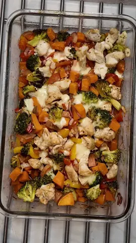 100 high protein recipes for FREE - Link in my Bio! 🙌🏼 One dish. 30 mins. Juicy BBQ chicken + sweet potato + veggies. Food prep for 4 days!  One thing I’d change on this one is the sauce to give it more flavour, but I was in a rush 😅  450 calories, 50g protein 💪🏼 ZERO fuss, minimal washing up 🍗🔥  	•	600g chicken breast, diced 	•	500g sweet potato, diced (small cubes) 	•	1 tbsp (15g) olive oil 	•	2 tsp garlic powder (split: 1 tsp veg, 1 tsp chicken) 	•	2 tsp oregano (split) 	•	1 tsp paprika 	•	½ tsp black pepper 	•	1 tsp salt 	•	1 medium red onion, sliced 	•	150g broccoli florets 	•	1 medium red & yellow pepper 	•	75g BBQ sauce 	•	35ml water 	•	15g honey (1 tbsp) 	•	20g mozzarella #highprotein #mealprep #Recipe #fyp
