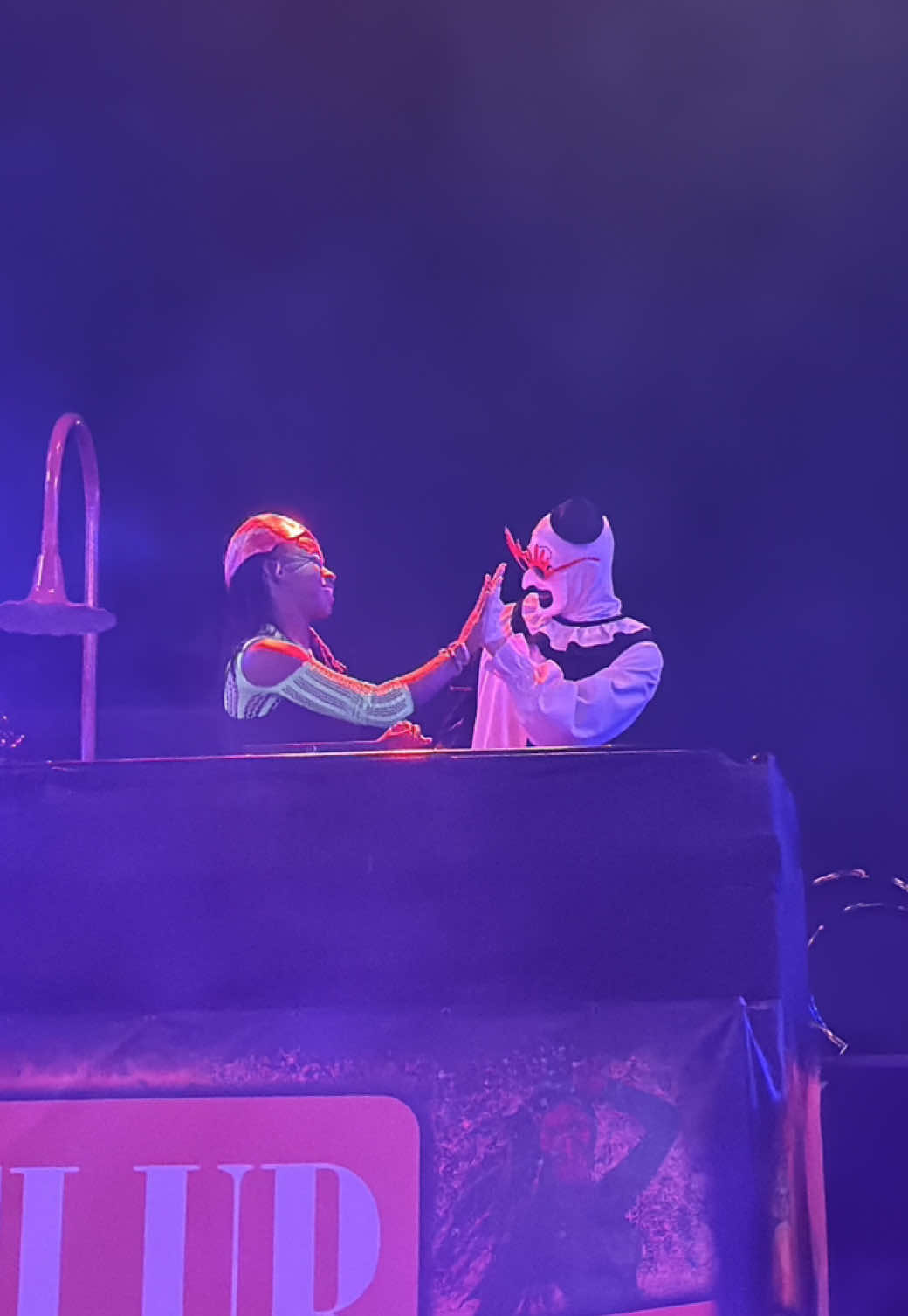 Art in the Club! Club horror is the place to be during @Halloween Horror Nights you never know who might stop by! #arttheclown #art #terrifier #halloweenhorrornights #clubhorror 