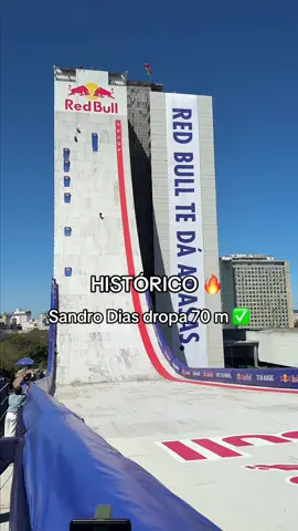 Ângulo exclusivo dos 70 m ✅ @Sandro Dias fez história ao dropar da maior rampa de skate do mundo 🪽 🤝 @Prada  #redbull #tedáaaasas #skate #sandrodias #buildingdrop   