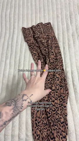 You’ll love these leggings! SO CUTE & comfy!  #leggings #tummycontrol #socinchedleggings #halaraleggings #halara 