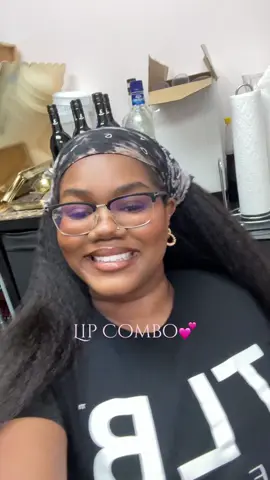 I keep that thang on me (that thang being my liner, gloss, and lipstick) 💋 #everydaymakeup #makeupinspiration #naturalmakeup #makeuplooks #makeupaddict  