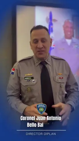 El coronel Juan Antonio Bello Balaguer (@juanchybellob), director central de Planificación y Desarrollo de la Policía (@diplanpn), se dirigió a los presentes para explicar el Plan Estratégico Institucional 2025-2028, una hoja de ruta que refleja el compromiso de seguir avanzando hacia una Policía más cercana, moderna y eficiente, al servicio de la ciudadanía. #policianacional #TransformaciónPolicialRD #interiorypolicia #viraltiktok #paratii 
