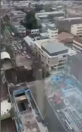Siem sedang mengalami kekacauan di seluruh kota Bangkok karena terus terjadi longsor tanah. Orang-orang di sekitar harus melarikan diri dan menutup perjalanan, serta harus mengirim pasien dari rumah sakit yang berada di lokasi kejadian karena rumah sakit dan rumah-rumah di sekitarnya bisa saja ikut longsor. Jika Siem ingin terbebas dari penderitaan rakyat Khmer dan cengkeraman harus pergi berlutut dan berterima kasih kepada saudara-saudara di desa Chok Chey, desa Prey Chan, dan Obichan yang membuat Siem terbebas dari rezim Domino, Komunis, Vietnam, Rusia, dan Siem harus meminta maaf kepada rakyat Khmer karena Siem sendiri telah mencuri dan merampas tanah mereka, serta merusak rumah mereka. Jika tidak, tanah dan rumah Siem akan terus tersedot dan hilang.
