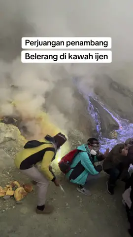 Aktivitas penambang belerang di kawah ijen  #kawahijenindonesia #ijenexpeditiontour 