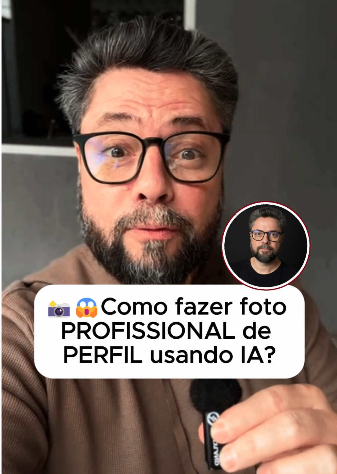 📸 Sua foto de perfil pode estar espantando seguidores sem você perceber. Mas olha isso: com inteligência artificial, você consegue ter um retrato profissional em segundos. 👉 Copia ou tira um print desse prompt e usa agora mesmo: Prompt: Crie um retrato de estúdio profissional do homem da foto anexada, mantendo exatamente suas características faciais, cabelo, barba e proporções. Vista-o com uma camiseta preta de gola redonda, simples e sem detalhes. O fundo deve ser preto sólido, minimalista e uniforme, sem gradientes ou elementos que distraiam. Mantenha a expressão dele natural e confiante, com um olhar sério, mas acessível. Ajuste a iluminação para ser suave e equilibrada, destacando o rosto de forma uniforme, com sombras sutis para dar profundidade. A imagem final deve parecer uma fotografia profissional limpa e natural, sem aparência de edição artificial. 💬 Quer esse prompt direto na DM? Comenta FOTO DE PERFIL que eu envio pra você. 👥 E compartilha esse vídeo com alguém que ainda usa foto feia no Insta e precisa mudar isso urgente. #crescernoinstagram #conteudoviral #inteligenciaartificial