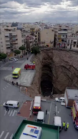 SE FORMÓ UN SOCAVON EN TRANSITADA CALLE😭😭  #noticias  #tiktok #mundo  #calle #fyp 