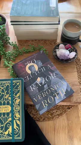 Thank you so much @titanbooks for this beautiful book #toclutcharazor by #veronicaroth I am so excited to read it!! #BookTok #newreleases #autumntbr 