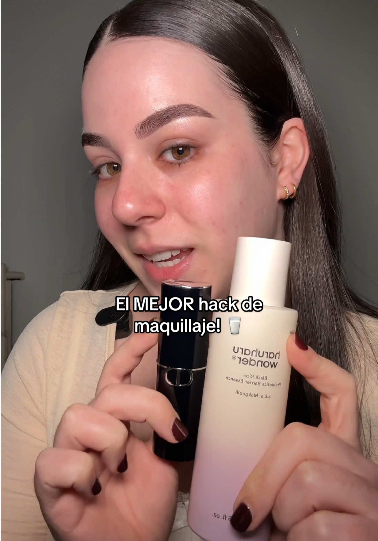 Mezclar tu base de maquillaje con un milky toner/esencia es el MEJOR truco si tienes la piel seca o deshidratada 🥛🫶🏻 el resultado es un maquillaje impecable y super glowy!  @haruharu wonder Black rice probiotics barrier essence ad #haruharuwonder #blackrice #barriercare #sensitiveskin #naturalmakeup 