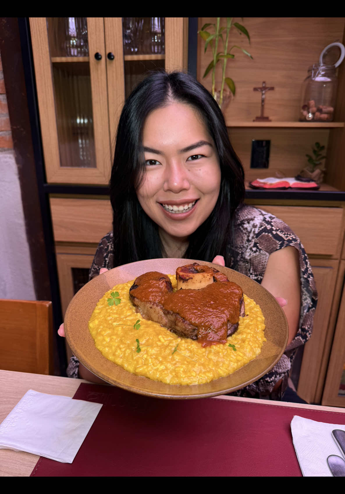 Seu eu levei a Clara pra comer o prato preferido dela ou se eu só queria comer ossobuco, jamais saberemos 👀 KKKKK Nós pedimos: ♦️Pastel de Eisbein 💲39,90 ♦️Ossobuco com risotto de açafrão 💲129,90 ♦️Risoto Caprese 💲69,90 ♦️Adicional de Mignon 💲34 ♦️Torta de Maçã 💲26,90 ♦️Mirage 💲42,90 ♦️Sunset 💲24,90 📍Familie Gastronomia - R. Camilo, 141 - Vila Romana, São Paulo #ossobuco #restaurante #comeremsp 