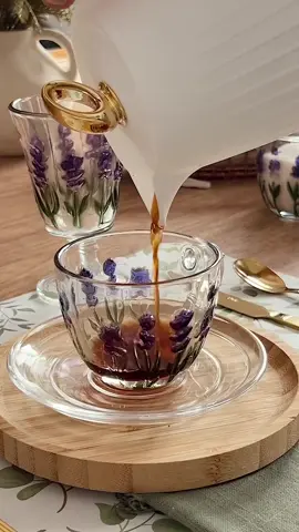 A delicadeza da Lavanda chegou para transformar a rotina em um abraço suave. 💜✨ Esse conteúdo foi desenvolvido em collab com a @Noap103, que trouxe toda a calma, o aconchego e a beleza da nova linha para inspirar seu cantinho. 🌸 👉 Qual item da Linha Lavanda já imagina na sua casa? #MinhaCasaTemLyor #Lyor #LinhaLavanda #primavera #Lifestyle  