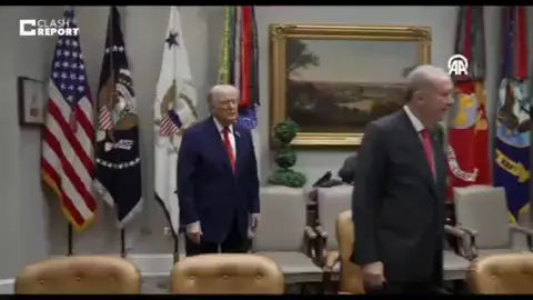 🔴ABD Başkanı Donald Trump'ın Cumhurbaşkanı Erdoğan'a Beyaz Saray'ı gezdirirken Joe Biden hakkında söyledikleri gündem oldu. Trump: Sizi Oval Ofis'e götürelim. Biden'ın yenilediği Oval Ofis'i göreceksiniz. Biden'ın bir tablosu vardı, o da bir Başkan'dı ama Başkan'ın kim olduğunu bilmiyordu.