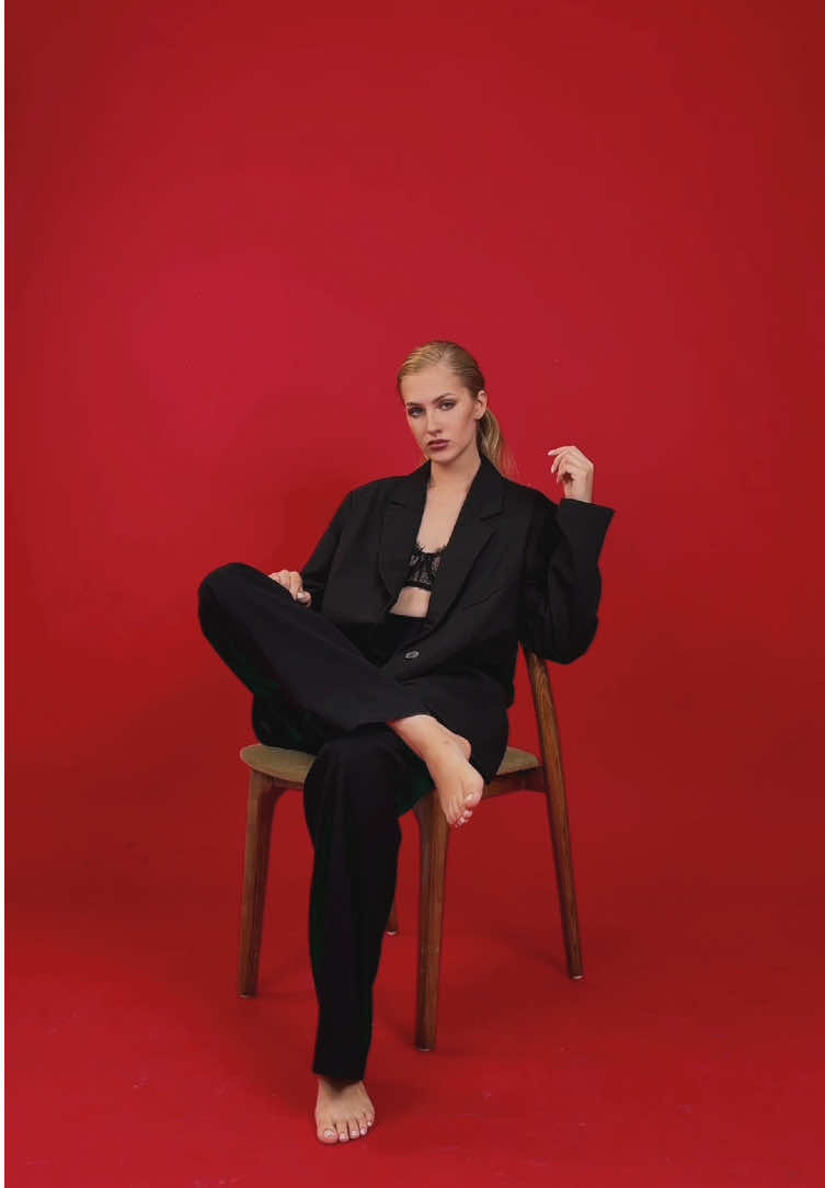 Forget stiff, awkward photos 👔🔥 With my Men’s Posebook you’ll always know how to look sharp & confident on camera 📸 Inside you’ll get: ✅ 200+ poses for every vibe — casual, business, sporty, travel ✅ Step-by-step breakdowns so you know exactly how to stand, sit & move ✅ Expert tips to look natural, powerful & photogenic anywhere ✨ No modeling skills needed — just the right guidance. 👉 Link in bio to grab your copy today! #mensposebook #posingtipsformen #confidenceoncamera #lookgoodinphotos #poseideas  
