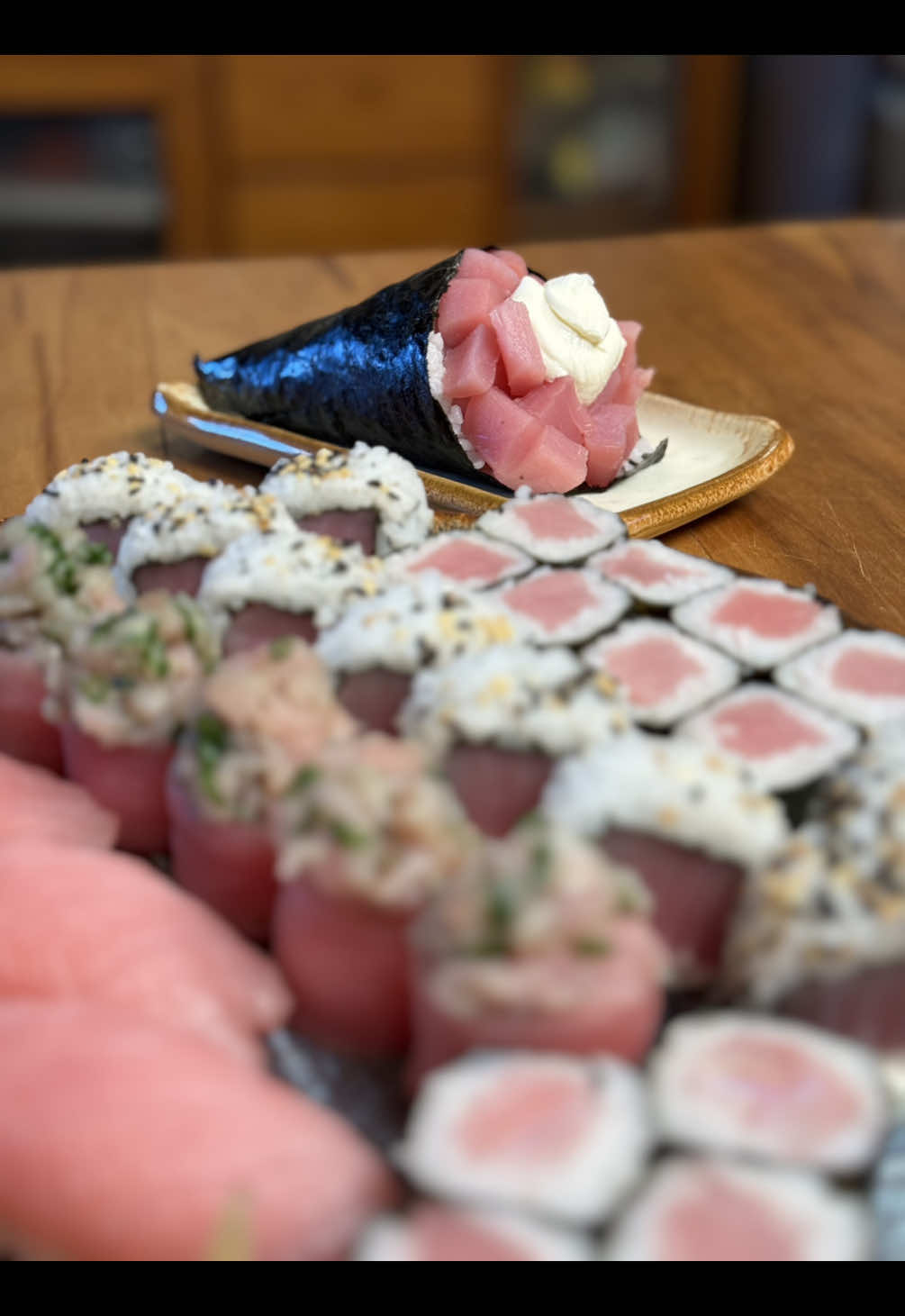 Só o temaki já custaria 40 reais! Fazer sushi em casa sai mesmo barato, ainda mais quando temos pescados a um bom preço.  A coloração desse atum é mais rosada porque ele é de atmosfera modificada (ATM), um tratamento dado a alguns alimentos para conserva-los por mais tempo. O sabor é sim diferente daqueles grandes atuns mexicanos e espanhóis, vermelhos e frescos (especialmente se eles forem maturados), mas atum de ATM também é gostoso e de textura bem macia. Como eu sempre tenho alga, cream cheese e arroz pra sushi em casa, eu calculo meus gastos de acordo com o consumo exato: 524g atum: 57,59 250g arroz pra sushi: 5,50 45g cream cheese: 1,68 2 folhas alga: 2,20 Vinagre, açúcar e sal: aprox 1,00 TOTAL: R$67,97 (36 peças + 1 temaki)  #sushi #comofazersushi #sushiemcasa #comidajaponesa #atum