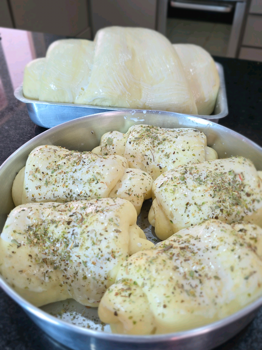 ✨ O PÃO DE CEBOLA mais FOFINHO e SABOROSO que já fiz -  MUITO MELHOR QUE DA PADARIA  ✨ Ingredientes  🥣500ml de água morna (aquele morninho que ativa o fermento e faz a mágica acontecer!) 🥛 🥣 cebola média inteira 🥣 3 colheres de sopa de açúcar (pra dar o toque docinho que amamos) 🍬 🥣1 ovo inteiro (pra massa crescer com força e leveza) 🥚 🥣85ml de óleo para dar macies nos pães 🥣10g de fermento seco (ou 15g do fresco, o cheirinho do pão da vovó!)🥛 🥣1 colher de café de sal (porque equilíbrio é tudo, né?) 🧂 🥣1,100kg de farinha de trigo adicionado até  amassa ficar lisa e parar de grudar nas mãos  🥣Recheio 🥣mussarela 🥣calabresa  🥣requeijão 🥣oregáno 💥 Quer aprender a fazer mais receitas de pães GIGANTES e irresistíveis? Adquira agora o meu 📘 E-BOOK com as TOP 10 RECEITAS DE PÃES CASEIROS por apenas R$ 9,90! Clique no link do perfil e comece a surpreender na cozinha! 👩‍🍳💖 ❓Você prefere pão doce ou salgado? ❓Qual recheio não pode faltar no seu pão caseiro? ❓Já usou creme de leite na massa? Me conta! Gostou dessa receita incrível? ✅ SALVA pra não perder ❤️ CURTE se ama pão caseiro ✍️ COMENTA o que achou 📤 COMPARTILHA com quem vai amar essa delícia #PãoCaseiro #ReceitaDePão #PãoFofinho # foryoupaodaka #paogigantedakasandra #panificação 