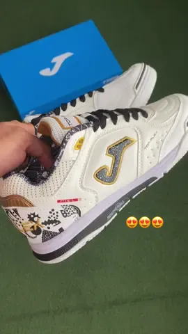 Definición de perfección… Joma Top Flex Rebound Gold😍⚽️ #micreros #joma #jomatopflex #tenisfutsal #futsal 