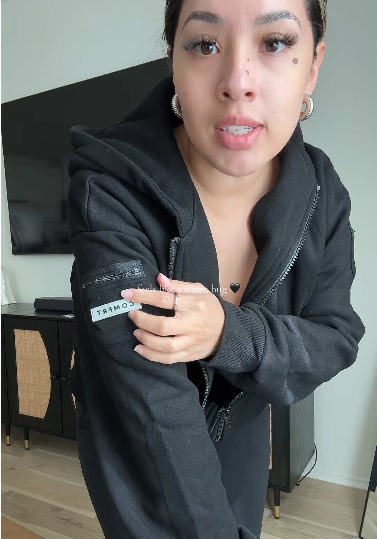 This travel essentials zip up hoodie feels like a warm thick blanket is wrapped around me! It’s going to be perfect for the plane ride 🖤 @Comfrt  Comfrt Travel essentials zip up hoodie Comfrt travel hoodie 