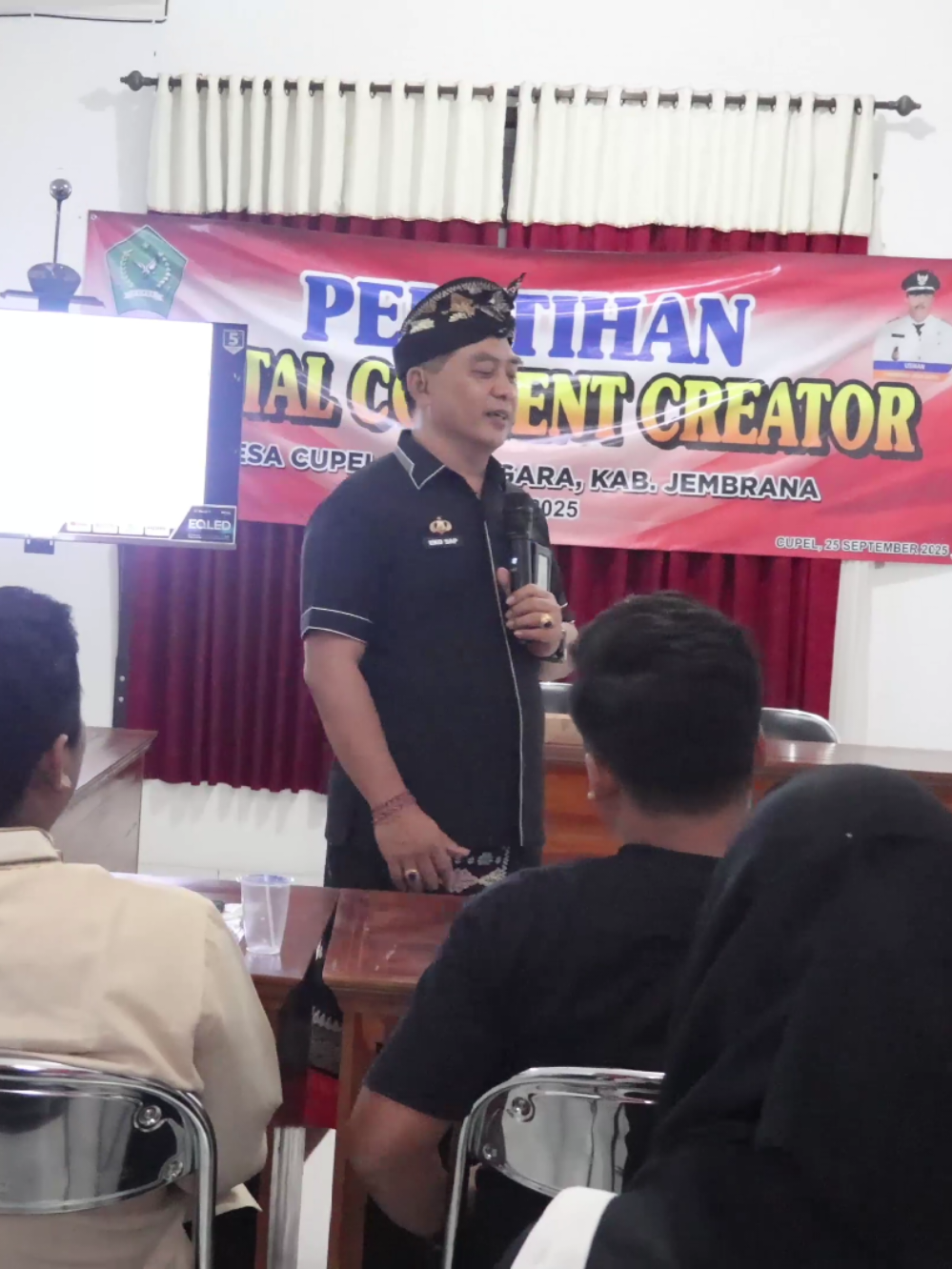 #sobatkomjembrana Kepala Diskominfo Kab. Jembrana memberikan pelatihan pembuatan konten video untuk masyarakat Desa Cupel pada Kamis, 25 September 2025. #diskominfojembrana #demijembranapastibisa 