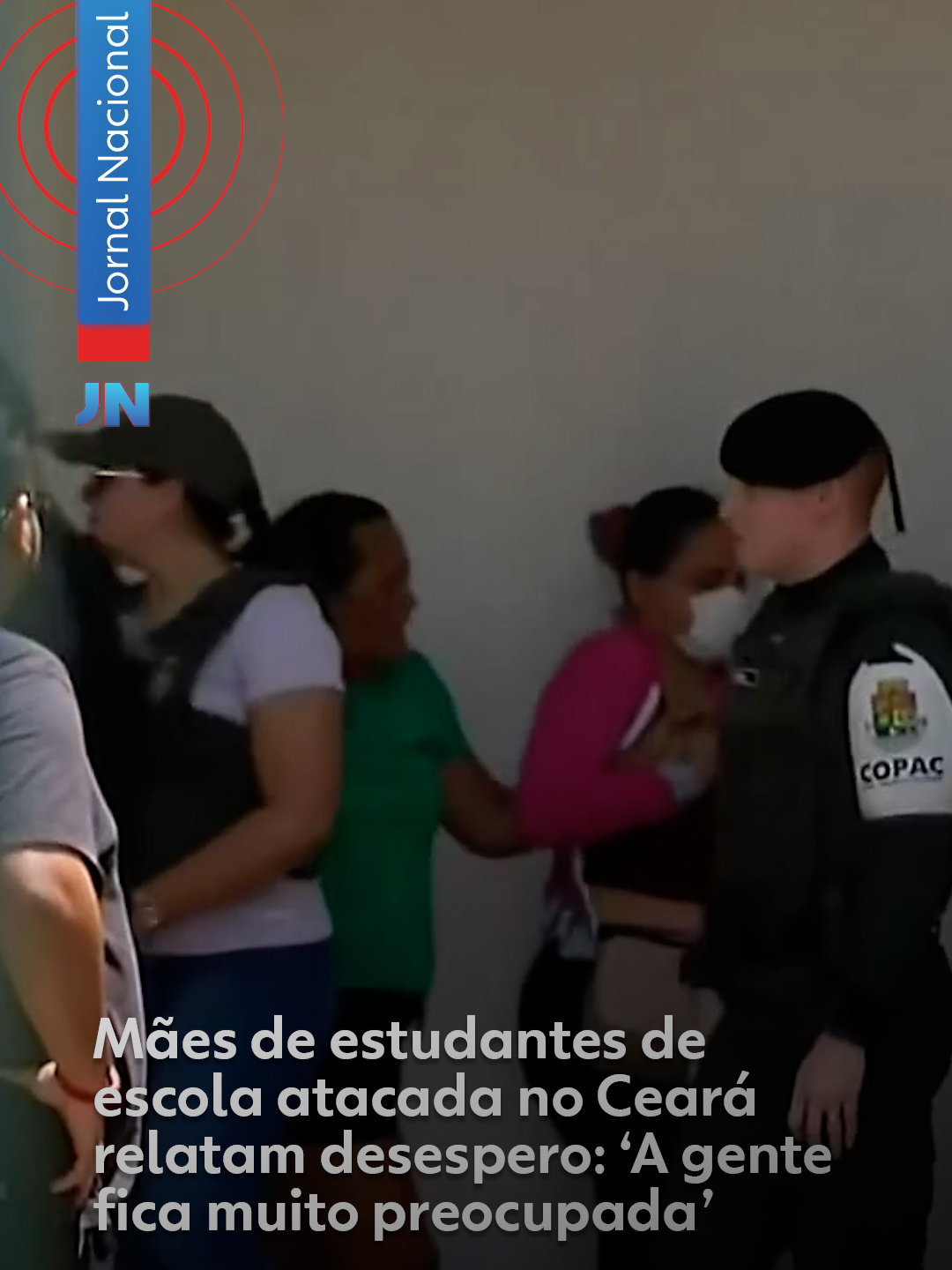 #Sobral - Tiros disparados contra uma escola de Sobral, no Ceará, mataram dois alunos e feriram três, nesta quinta-feira (25). Um estudante gravou um vídeo que mostra o desespero dos alunos deixando as salas de aula logo após os disparos. Vizinhos e parentes correram para a escola em busca de informações. 