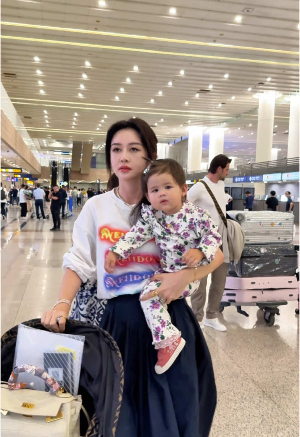 I finally returned to my country from thousands of miles away. This time I want to tell him that in Europe, men may be higher than women. But here, everyone is equal, and wives also need to be respected.