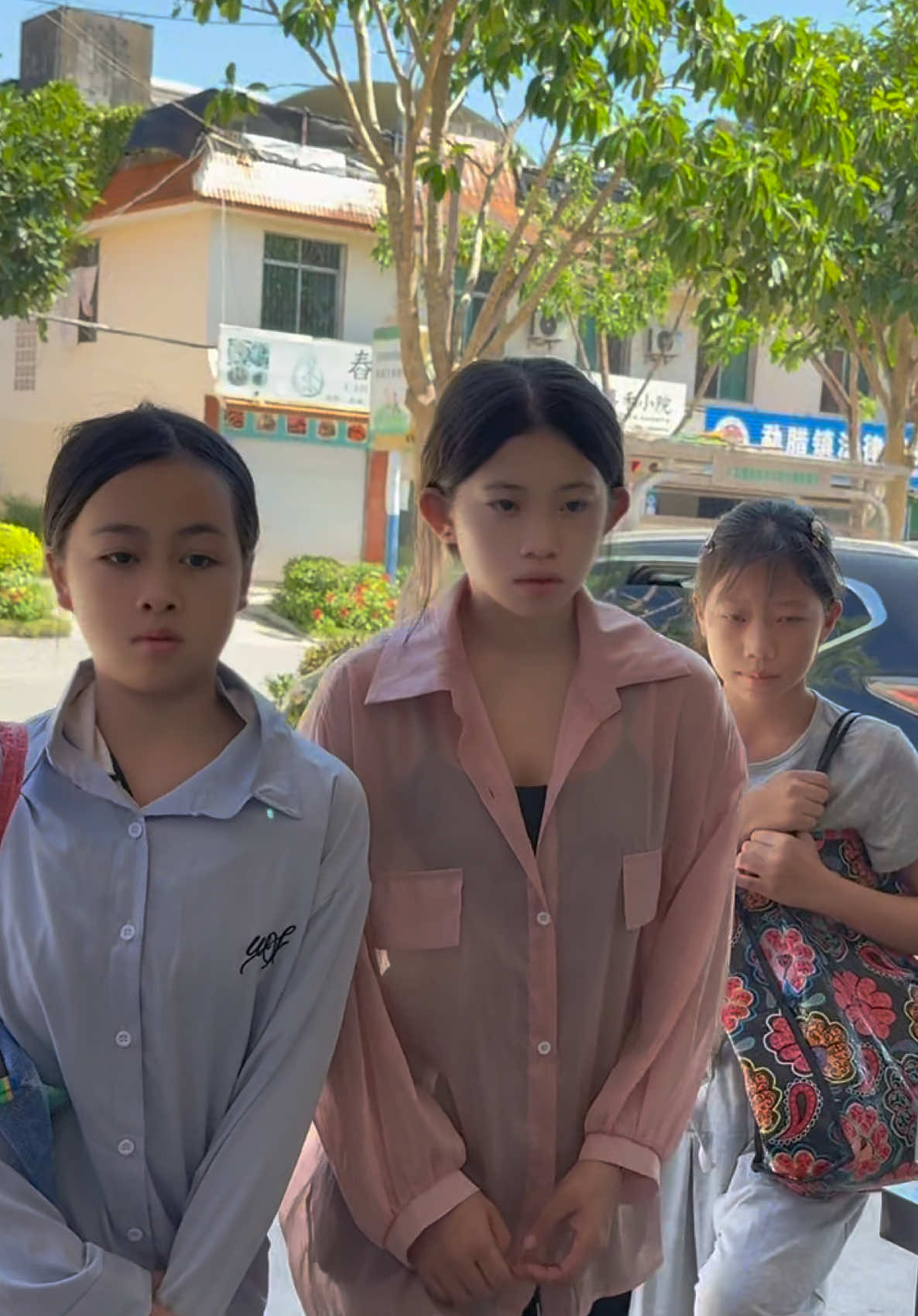 路边遇到几个苗族女孩，没钱吃饭，在找工作#tiktok #china #laos🇱🇦 #台灣 #fyp 