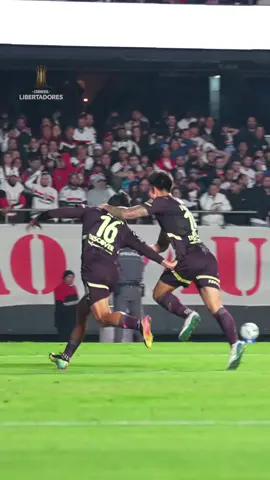 En modo cine: el gol de Medina para la victoria de #LigaDeQuito en el Morumbi 🔝 CONMEBOL #Libertadores 🏆 #TikTokDeportes #GloriaEterna 