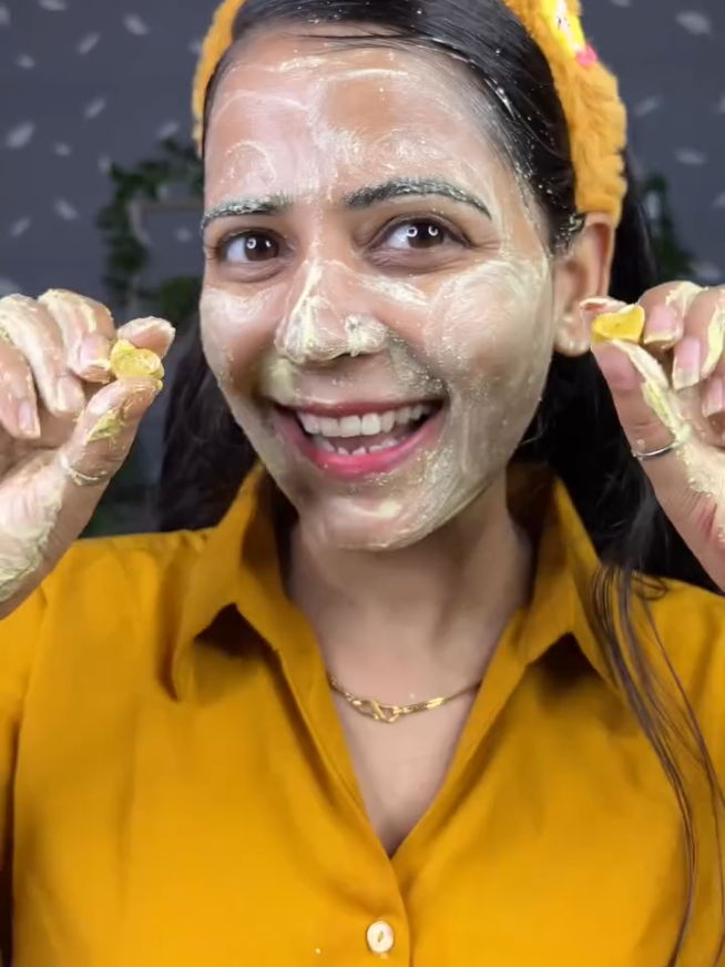 🌸 Natural Face Glowing Remedy 🌸 📝 Preparation: 2 chamach coconut oil lein. Thora sa white turmeric (safed haldi) le kar mix karein. Thora sa paani dal kar halka sa ubal lein. Coconut soap base ko double boiler mein ubal kar is mixture mein daal dein. Achi tarah mix kar lein aur thanda hone par face par lagayein. ✨ Benefits: Skin ko naturally glow deta hai. Pimples aur daag dhabbe kam karta hai. Skin ko soft aur smooth banata hai. Natural moisturizer ki tarah kaam karta hai. Skin tone ko bright karta hai. Chemical-free aur safe remedy hai. . ##beauty #naturalfacewash  #viralcontent #beauty  #soap 