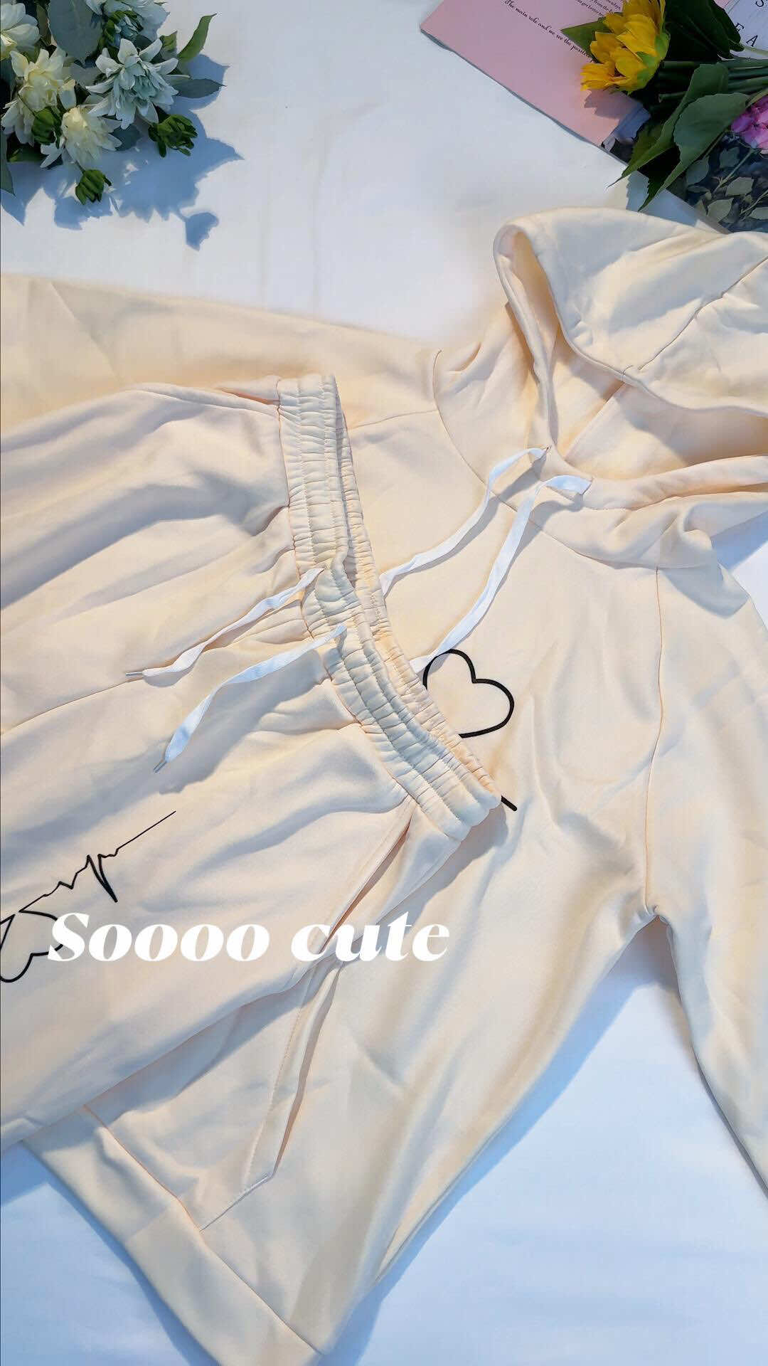 Absolutely obsessed with this sweatsuit.🍂🍂☁️#fallfashion #fallfreshness #tiktokshop #OOTD #outfit 