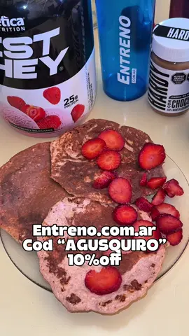 Panqueques de Frutilla.  Ingredientes: 1 banana, 100gr de avena, 5 claras y 1 yema, 1 scoop de proteína en polvo que la consiguen con el Código “AGUSQUIRO” en @entreno.com.ar para un 10%off.  #fitnessargentina #recetasaludable #gym #suplementos #proteina 