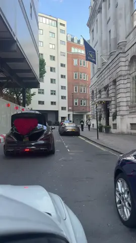 Never gets old ♥️ #illyrianflowers #flowers #london #cls63amg 
