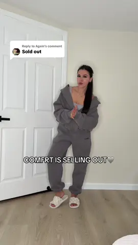 Replying to @Again the way you need to get your hands on this set before it sells out! @Comfrt ☁️🤍 #comfrt #matchingset #sweatset #falloutfitinspo #falloutfitinspo 