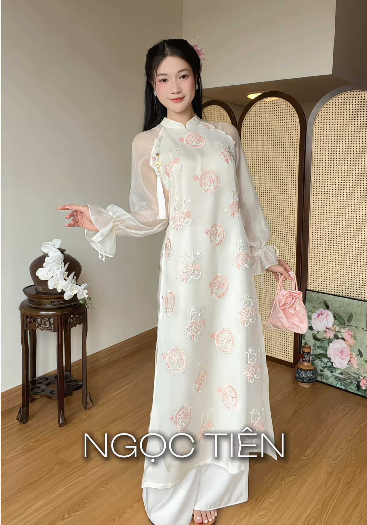 Tựa áng mây ngọc, Ngọc Tiên mang đến nét đẹp trong veo, thanh tân nhưng đầy cuốn hút.                                 #aodailana #lacnguyet #ngoctien #aodaicollection 