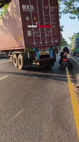 Kemacetan terjadi akibat ada truck kontainer yang mengalami Laka hingga menutup lajur jalan Gempol- Pandaan, lokasi  sekitar perempatan Wunut, sehingga saat ini 1 lajur digunakan baik untuk arah pandaan Gempol dan, sebaliknya.  Tidak ada info korban jiwa dalam insiden ini kejadian 07 pagi 26/09/25, tetap hati hati di jalan kawan kawan Kami akan secepatnya update detailnya, saat ini proses evakuasi