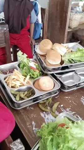 menu MBG hari ini  tolong dong para ahli gizi menunya disesuaikan juga daerahnya... ini anak anak kampung tidak biasa makanan seperti ini  #MBG