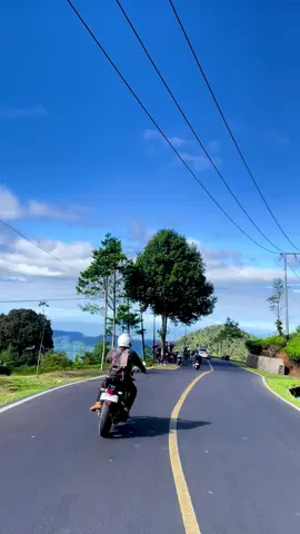 Sekali seumur hidup, kamu harus nyobain motoran ciwidey-cianjur di pagi hari. Demi apapun pemandangannya premium banget☺️ #ciwidey #sunmori #sunmoribandung #motoran 