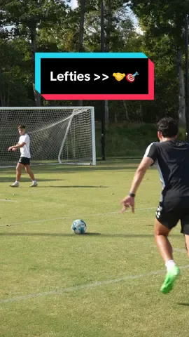 Lefties >> 🤝🎯 #football #footy #soccertraining #satisfying 