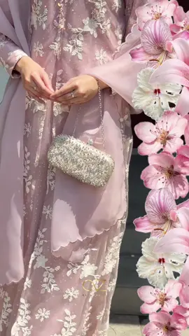 open PO oktober ya beb, dan yess!!! bener banget!! akan ada family setnya beb 😍 ditunggu ya bebs, harga di 565k ya 🫶🏻🌸 beb jangan percaya kalau ada yang dm nawarin azlia dress soft pink ini ya, karena belum bisa di order sekarang. pokoknya wajib hati2 dengan segala modus penipuan ya beb 🥹🫶🏻 ‼️WARNING PENIPUAN ‼️ Nomor admin hanya WA CS 1 = 0813-9182-0052 (JATENG, DIY, SULAWESI ) CS 2 = 0821-2208-8608 (JABAR, NTT, NTB DAN DALAM NEGERI LAINNYA) CS 3 = 0821-2208-8609 (MALAYSIA, SINGAPORE, FOR ANY COUNTRIES) CS 4 = 0823-2421-1470 (SUMATERA, JATIM)  CS 5 = 0858-2028-0845 (JAKARTA, BANTEN, KALIMANTAN) dan rekening hanya BCA atas nama @anikzahrotussajida