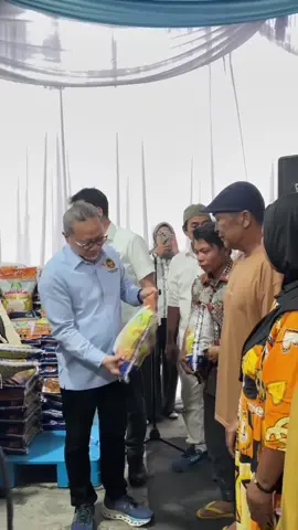 Zulhas menegaskan bahwa beras yang dibagikan merupakan bagian dari bantuan langsung dari Bapak Presiden Prabowo Subianto sebagai bentuk kepedulian kepada rakyat. @zul.hasan @Partai Amanat Nasional #zulkiflihasan #partaiamanatnasional #kopdesmerahputih #banturakyat #menkopangan