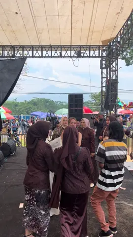 Baru naik udh pada di serbu aja sama boss” sawer😁🫶🏻 #warawiriproduction #warawirientertainment #warawiricomunity #dangdutwarawiri #dangdutgarut   