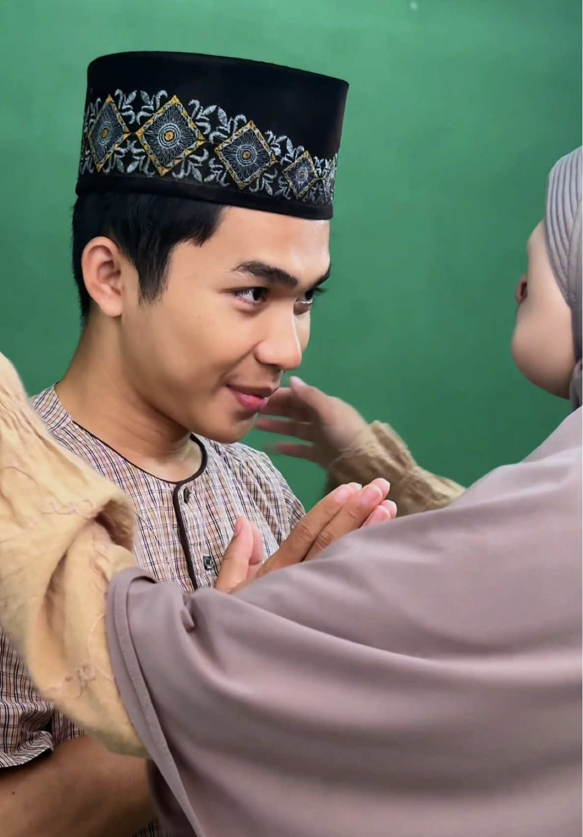 Dipasangin peci sama istri 😍✨ Yang jomblo kapan ?🤭😆   #pasutri #pasanganromantis #fyp 