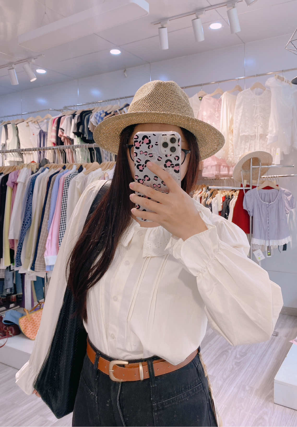 Có sẳn tại shop em ạ 🫶 🎊  THẢO room  🎊                                                                       📍 : 80:Trần Nguyên Hãn, Mỹ Long, Long Xuyên, AG                                                                                                                                                                                                                                                        ⏰: Giờ mở cửa: 09h - 21h hàng ngày                                                    ✅: Ghé page để xem hàng mới mỗi ngày nha nàng                      🌐: https://www.facebook.com/