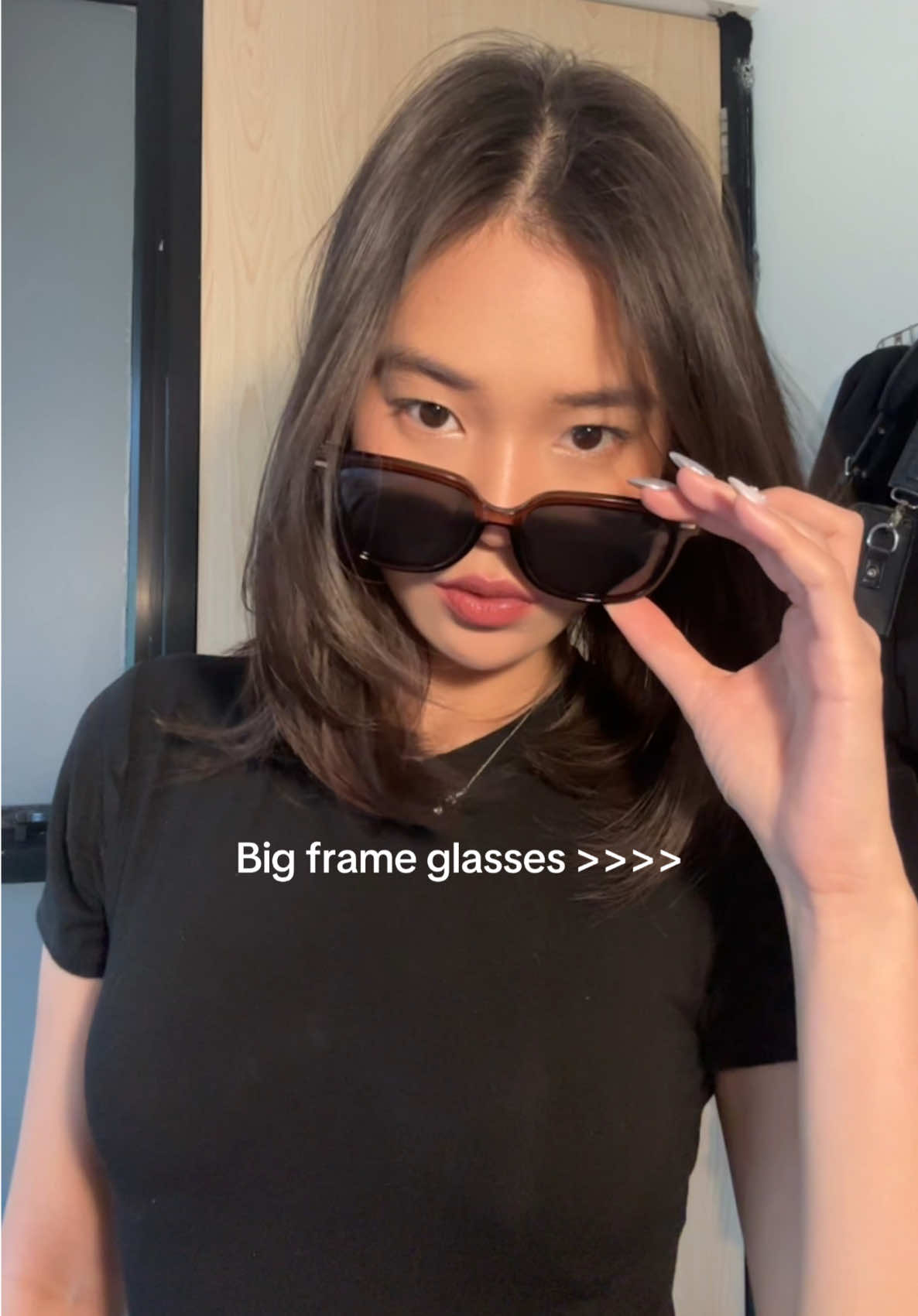 Big frame glasses yang pas di muka kecilll 😎🫶🏻 #kacamata #sunglasses #kacamatahitam #kacamatagaya 