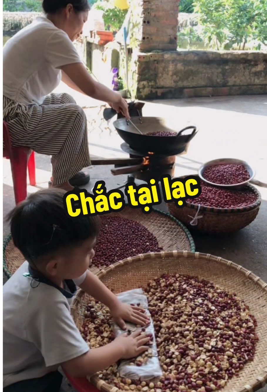 Chắc do ăn lạc nhiều nên mẹ con mình lúc nào cũng lạc quan đó Gold, cứ vui vẻ đón nhận mọi thứ nha con, vì buồn đau cũng đâu thay đổi được gì. Các cô chú mua muối lạc của 2 mẹ con ăn cho cuộc sống luôn tích cực nha #embecuame #lacquan #thinhhanh 