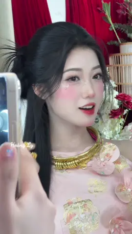 Quay lén cô dâu lâm huyền chồng cưng xĩu , xin vía 😍#côdâuquốcdân #makeupcôdâuđẹpsàigòn #hoànglymakeup #xuhuongtiktok #ypf 
