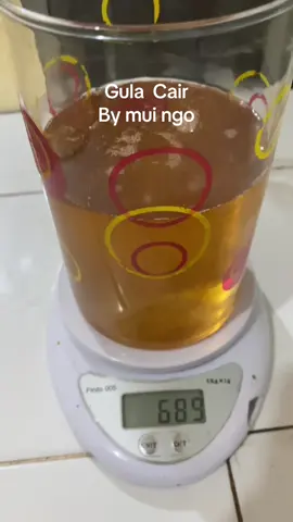 Bikin Gula Cair untuk Moon Cake.  Bahannya :  500gr Gula Pasir warna kuning.  40gr Air Lemon.  300ml Air.  Semua bahan di masak dengan api yang kecil selama kurang lebih 50 menit sampai gulanya cair.  #gulacair  #goldensyrup  #vidiomakananfyp  #jangkauansemuaorang 