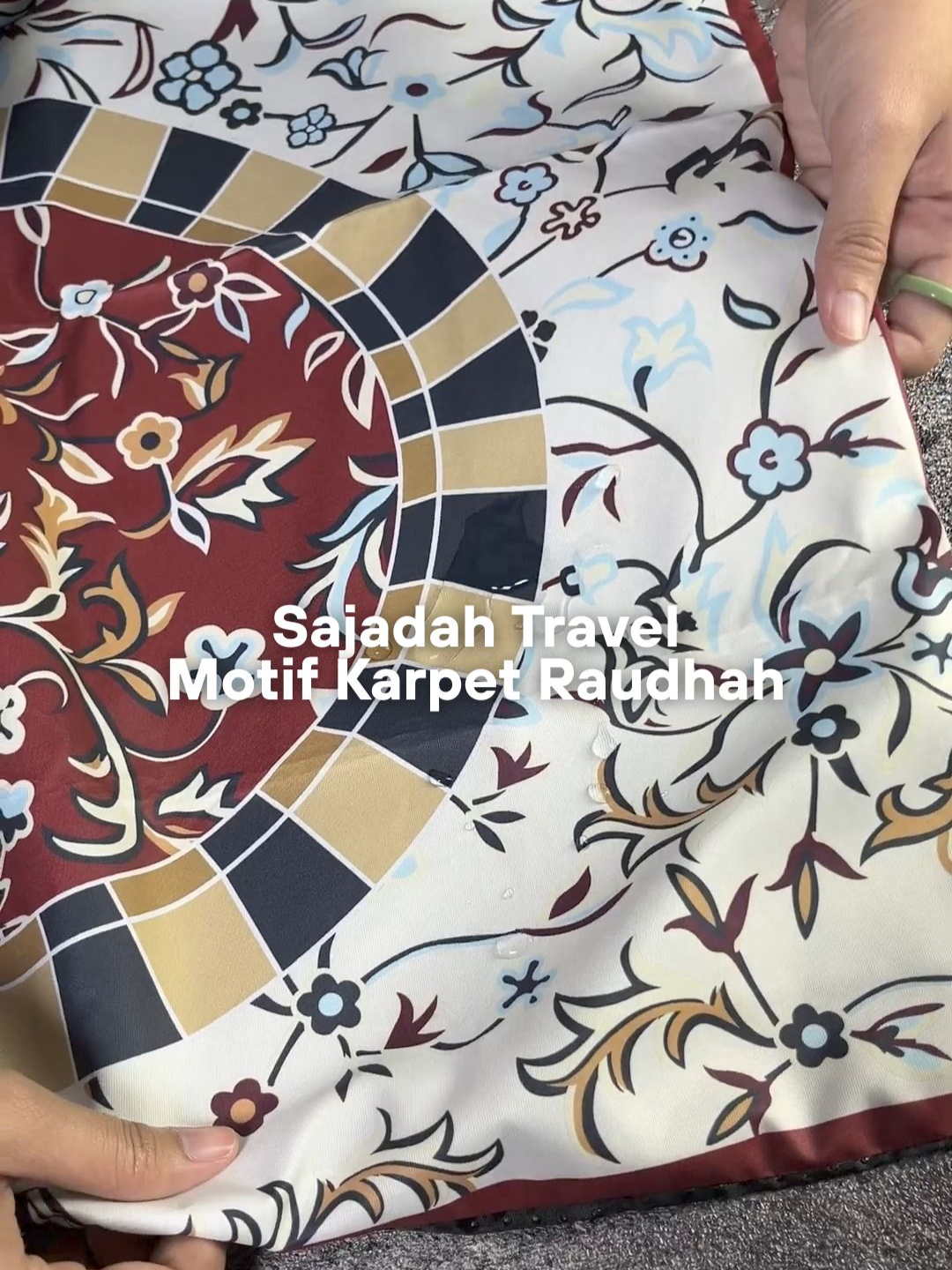 Traveling boleh aja asalkan jangan sampe ninggalin ibadah. Biar ibadah juga tetap nyaman, bawa sajadah travel ini kemanapun kamu pergi. Apalagi sajadah nya cantik motif karpet raudhah. Wajib punya sajadah ini, checkout sekarang! #sajadah #sajadahtravel #travel #yallahajj#yallahajj