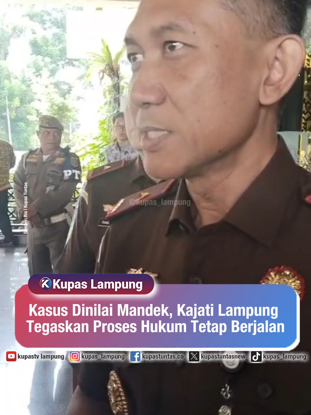 Kasus Dinilai Mandek, Kajati Lampung Tegaskan Proses Hukum Tetap Berjalan . . Kepala Kejaksaan Tinggi (Kajati) Lampung, Danang Suryo Wibowo menegaskan bahwa kasus-kasus yang dinilai mandek oleh masyarakat bukan berarti tidak ditangani. Ia menyatakan, seluruh perkara tetap diproses sesuai tahapan hukum yang berlaku, meski beberapa membutuhkan waktu karena harus melibatkan lembaga lain untuk perhitungan kerugian negara. Kajati memastikan bahwa Kejati Lampung tetap berkomitmen menyelesaikan setiap kasus secara bertahap dan profesional, termasuk kasus hibah KONI, perjalanan dinas DPRD Tanggamus, dan izin lahan Register 44 di Way Kanan. - Untuk berita selengkapnya, baca di www.kupastuntas.co - #KejatiLampung #KajatiLampung #DanaHibahKoni
